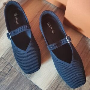 Black Flats with Strap and Rounded Toe